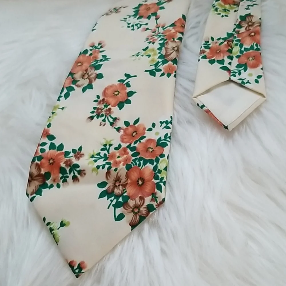 VTG Custom Tailored Fruit of the Loom Flowers Tie.